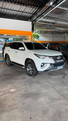 TOYOTA HILUX SW4 2.8 SRX 4X4 7 LUGARES 16V TURBO INTERCOOLER DIESEL 4P AUTOMÁTICO TOYOTA HILUX SW4 2.8 SRX 4X4 7 LUGARES 16V TURBO INTERCOOLER DIESEL 4P AUTOMÁTICO